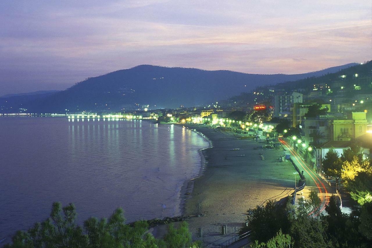 Hotel Danio Lungomare Alassio Exteriör bild